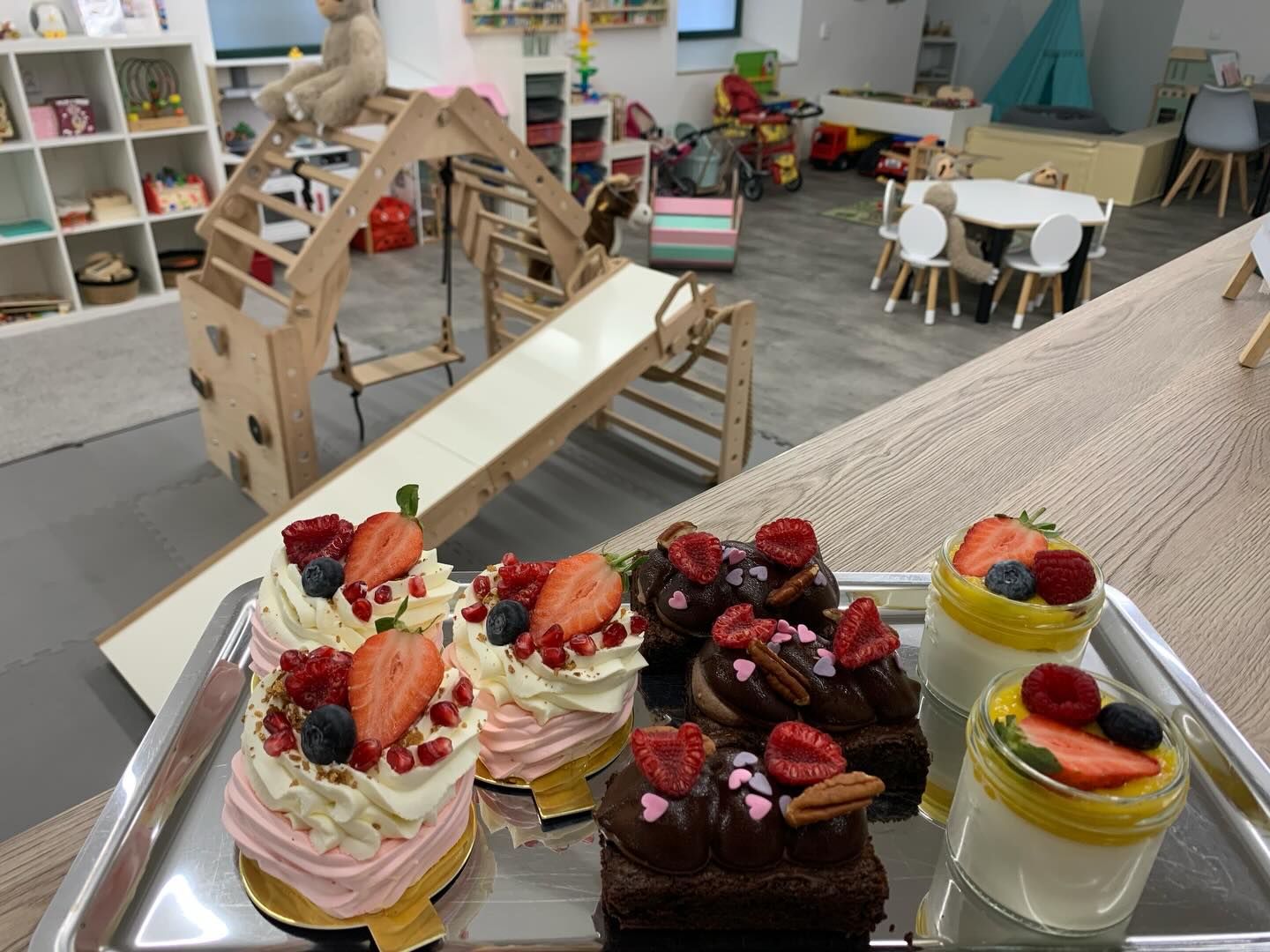 Talíř domácích zákusků před prolézačkou v herničce