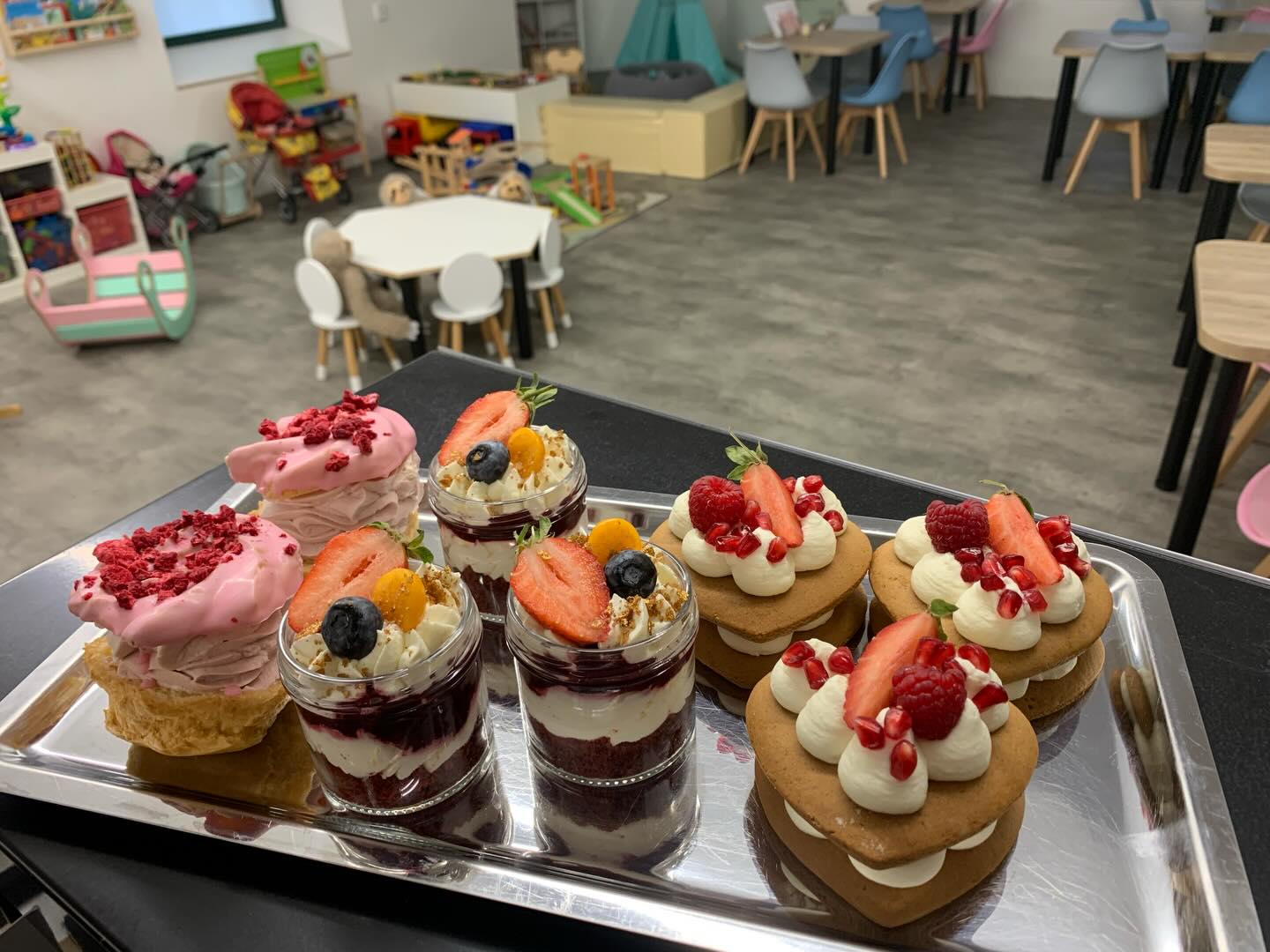 Barevné dezerty v kelímcích a na tácku