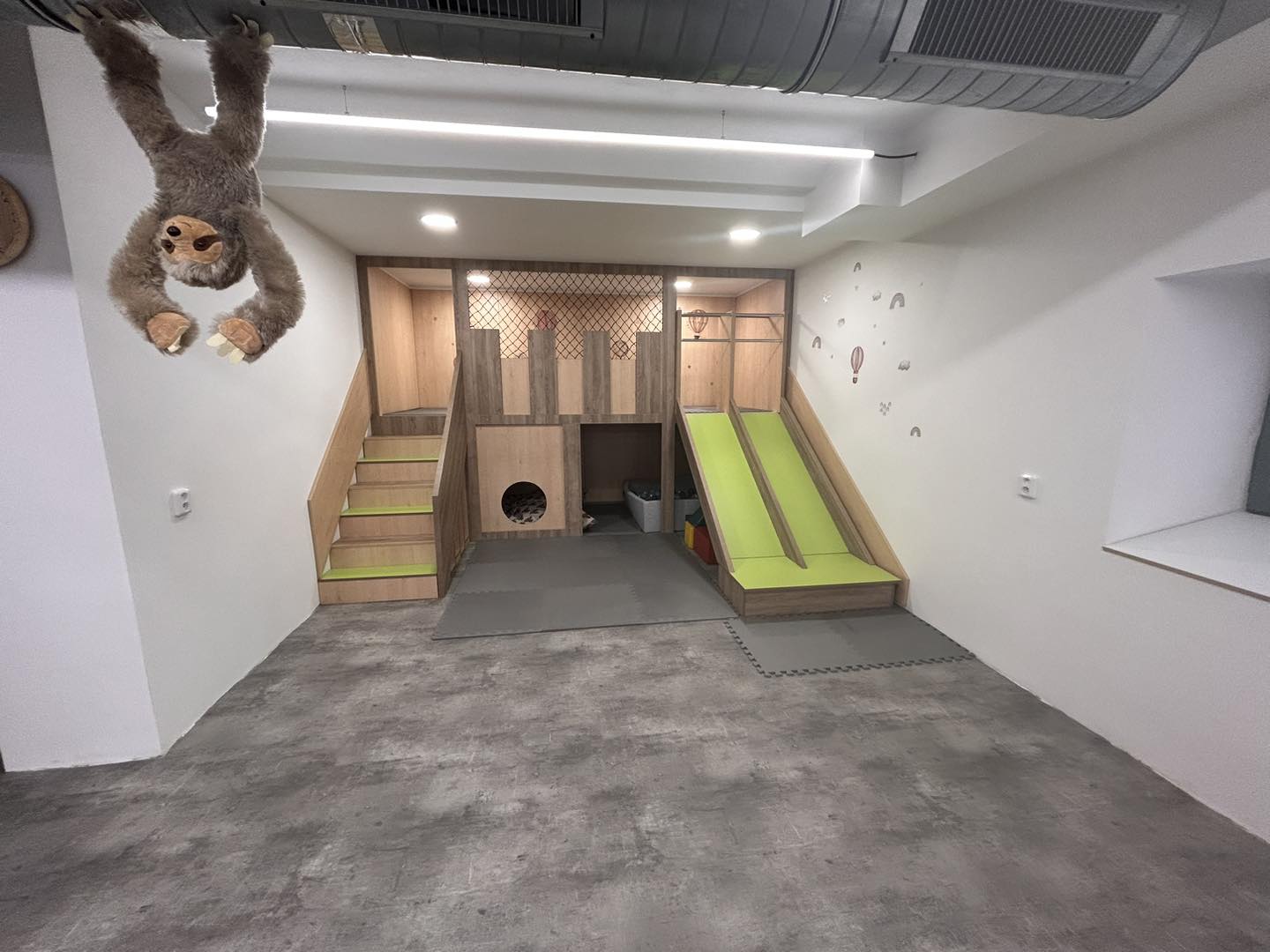 Dřevěná hrací pevnost se skluzavkou v herničce V Podzámčí